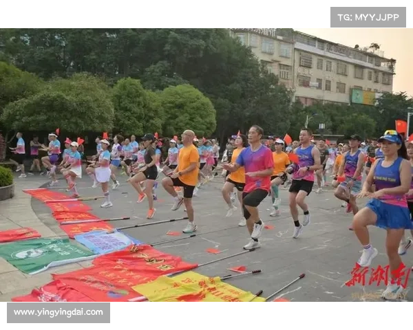 赛事包发放现场-赛事包发放现场选手踊跃领取装备气氛热烈洋溢期待